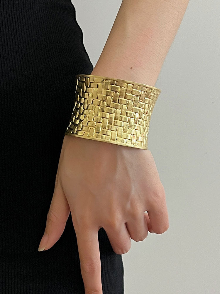 Wholesale Retro metal braided wide version self-discipline bracelet female advanced design photosensitive arc open bracelet